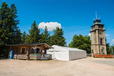 Das Festzelt, das für Veranstaltungen auf dem Auersberg angeschafft wurde, soll verschwinden und verkauft werden.