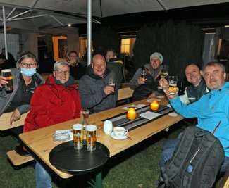 Unmittelbar nach Mitternacht hat der Biergarten des Restaurants "Zum Adam" geöffnet. 35 Leute kamen und waren sichtlich glücklich. 