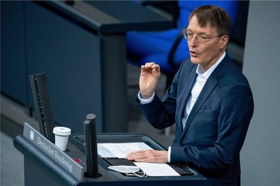 Erster Auftritt des neuen Bundesgesundheitsministers Karl Lauterbach im Bundestag: Der SPD-Politiker will in der Krise vorgehen wie ein Mediziner und die Therapie ständig dem Befund anpassen. 