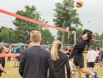 Thong Le Ngo (r.) schmettert hier in der Partie zwischen "Pritsch perfect" und "Nullneunfünf II" den Ball über das Netz. Insgesamt nahmen 50 Teams am 23. Erzgebirgspokal der SG Mauersberg teil. 
