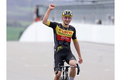 So sehen Sieger aus: Silas Koech fuhr jubelnd über die Ziellinie.