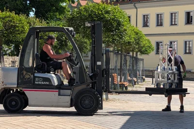Alles muss einzeln in den Schlosshof manövriert werden.