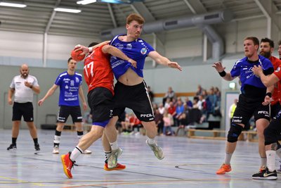 So hart geht es zur Sache: Tim Esche (links), Oleh Ivanchenko und Co. müssen in Halle ran.