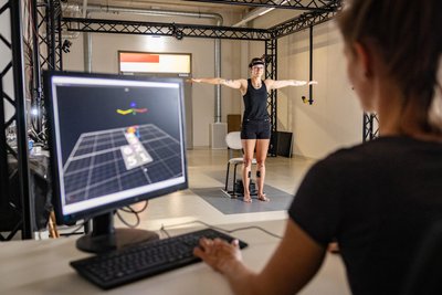 Das „Motion Capture System“ mit sechs integrierten Kraftmessplatten ermöglicht hochauflösende 3D-Bewegungsanalysen.