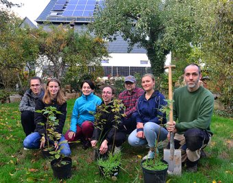 Künstler Jens Ossada (r.) hat zusammen mit der Mittweidaer Gruppe von Fridays for Future in seinem Skulpturengarten in Ehrenberg den Klimanotstand ausgerufen.