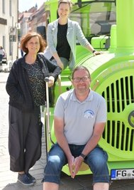 Das Bähnel mit Fahrer David Matzig sowie Katharina Wegelt (l.) und Babett Erler von der Stadtverwaltung.