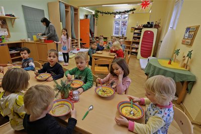 Geredet wird über den dringend nötigen Neu- oder Ersatzbau schon lange. Weil sich nichts getan hat, wurden vorerst die Aufenthaltsräume malermäßig instand gesetzt.
