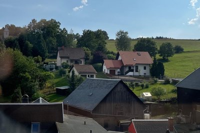 Die Gemeinde Bösenbrunn - hier ein Blick auf das Bösenbrunner Unterdorf - muss 114.000 Euro Gewerbesteuervorauszahlungen aus dem Jahr 2022 zurückzahlen.