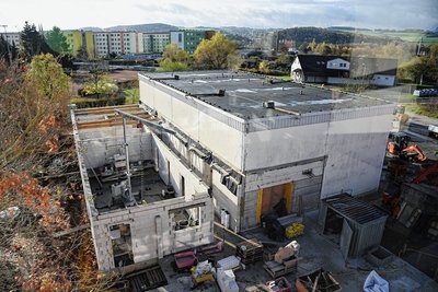 Blick auf die Turnhalle der Grundschule, die einen neuen Sanitärtrakt erhält. Rechts wird die Halle an den neuen Mehrzweckraum und an das Hauptgebäude angebunden. Auch die Turnhalle selbst wird saniert. 