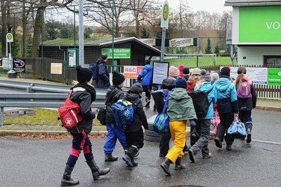 Enttäuschung in Reumtengrün: Kein Zebrastreifen zwischen Sportlerheim und Parkplatz.