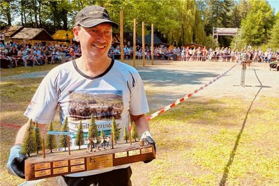 Uwe Knobloch mit dem Pokal für die Highland Games zum Dorffest in Erlbach-Kirchberg. 