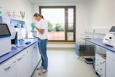 Im neuen klinisch-chemischen Labor sind Analysen von Belastungsmarkern und Blutparametern möglich.