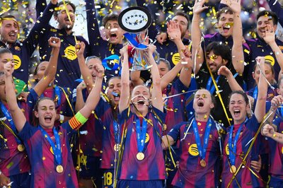 Der FC Barcelona und Torjägerin Ewa Pajor (Mitte) jubeln.