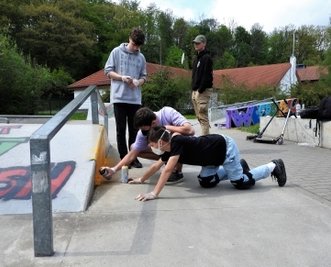 Die Jugendlichen griffen unter Anleitung eines Profis selbst zur Spraydose. 