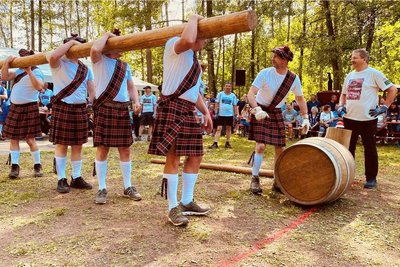 Die Highland Games waren in Erlbach-Kirchberg zum Dorffest der Hingucker. Rechts Organisator Mike Knobloch. 