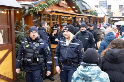 Patrick Salzer und Carolin Bräuer vom Polizeirevier in Annaberg-Buchholz bei ihrer gemeinsamen Streife auf dem Annaberger Weihnachtsmarkt mit Bürgerpolizistin Susann Kapcsándi und Roy Meischner von der Stadtverwaltung.