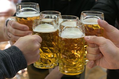 Ein Prost auf die Gemütlichkeit: Es ist Biergartenzeit. „Freie Presse“ stellt eine Auswahl an Ausflugszielen im Raum Flöha vor, wo sich die Sommerhitze gut aushalten lässt.