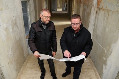 Enrico Knüpfer und OB Mario Horn (CDU) in einem der Flure. Das Grundschulgebäude wurde komplett entkernt.