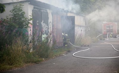 Zu einem Garagenbrand in Freiberg ist am Sonntagnachmittag die Feuerwehr ausgerückt.