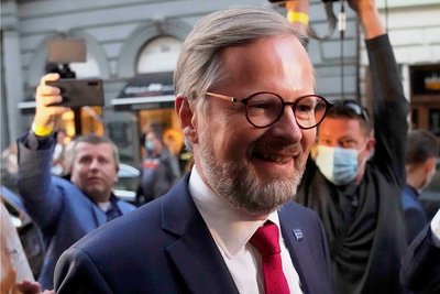 Petr Fiala, Vorsitzender des konservativen Oppositionsbündnisses SPOLU (Gemeinsam) lächelt. Bei der Parlamentswahl in Tschechien gehört er zu den Siegern, aber wird er auch neuer Premier? 