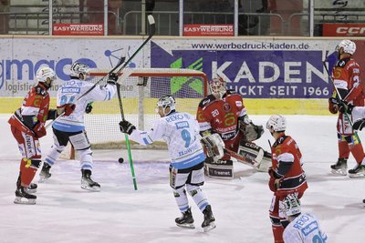 Jubel bei den Bietigheim Steelers und Enttäuschung bei den Eispiraten nach dem Treffer zum 0:2.