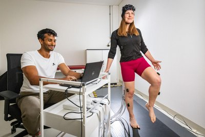 Gleichgewichtsanalyse in einem Labor des Instituts für Angewandte Bewegungswissenschaften.