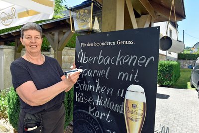 Spargel wird in Erdmannsdorf von Janett Puschke auch im Biergarten des Landgasthofes „Erbgericht“ serviert.