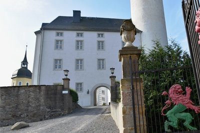 Das Schönbergsche Wappen findet sich noch am Schloss Purschenstein in Neuhausen. Der Herrensitz gehörte etwa ab der zweiten Hälfte des 14. Jahrhunderts bis 1945 der Familie von Schönberg. Heute ist es, wie das Landhaus, im Besitz der Familie Praagman, die es als Hotel führt. 