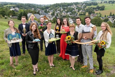 Julius Graul (2. v. l.), Anna Schubert (8. v. l), Sophie Zacher (9. v. l.) und Lukas Vogel (2. v. r.) mit ihrer Abschlussklasse 2022.
