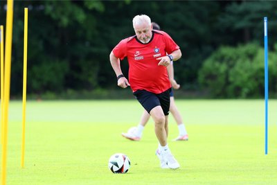 Pavel Dotchev schaut beim Training nicht nur von außen zu, sondern ist ganz oft selbst mittendrin.