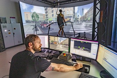 Das Ganganalyse-Labor (GRAIL) ermöglicht Grundlagen- und Anwendungsforschung innerhalb einer interaktiven Echtzeit-Virtual-Reality-Umgebung.