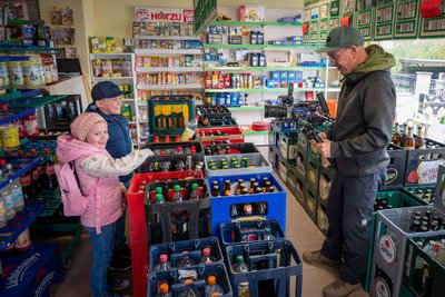 Der MDR hat für „Unser Dorf hat Wochenende“ im Laden gedreht. Hier werden Karl Und Lina von Alexander Nowodny gefilmt.