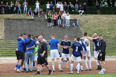 Die Mülsener Fußballer lagen sich nach dem Abpfiff in den Armen und holten sich den Beifall der mitgereisten Fans ab.