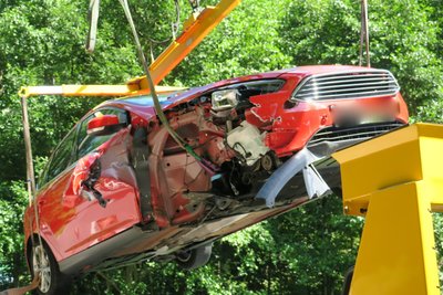 Der Fahrer eines Ford kam aus Richtung Aue nach rechts von der Fahrbahn ab und kollidierte mit einem Brückengeländer.