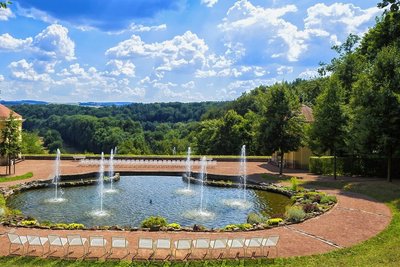 Der Brunnen "Sieben Künste" im Schlosspark Lichtenwalde mit Ausblick ins Zschopautal ist ein beliebter Standort für Konzerte. Das Wasser wird aus der Zschopau über Privatgrund geleitet.