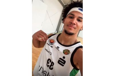 Seitenverkehrt, weil mit der Selfiecam aufgenommen, aber der ungewohnte grüne Streifen ist gut zu erkennen: Niners-Spieler Nicholas Tischler präsentierte das Retro-Trikot in einem Instragram-Video.