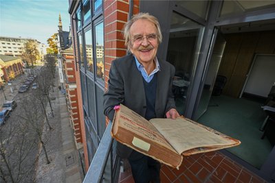 Dieter Füßlein und Carlowitz: Das 300 Jahre alte Buch soll bald in einer neuen Ausstellung auf der Burg Rabenstein zu sehen sein.