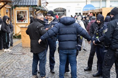 An das Messerverbot haben sich bisher alle Besucher des diesjährigen Weihnachtsmarktes in Annaberg gehalten.