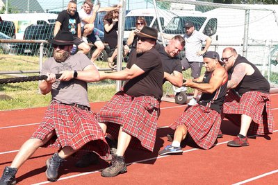 Schon im letzten Jahr kämpften die Teilnehmer der Thalheimer Highland-Games verbissen – wie hier die „Thomer Loipen-Krieger“ von der Abteilung Ski des SV Tanne.