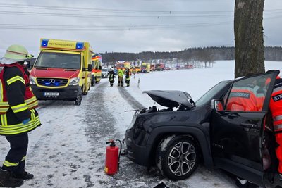 Ein schwerer Verkehrsunfall hat sich am Samstagmittag auf der S 222 bei Neundorf ereignet.