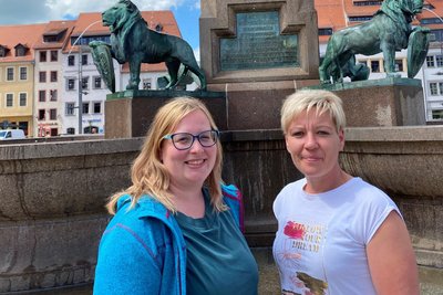 Bettina Fritzsche (l.) und Sindy Dienel, hier in Freiberg, sowie weitere Mitglieder des Elternrates des Zethauer Kinderhauses „Ankerplatz“ kämpfen für die Zukunft der Kita.