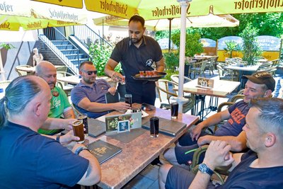 Feierabend im „Athos“-Biergarten in Flöha: Narinder Kumar serviert das Nationalgetränk.