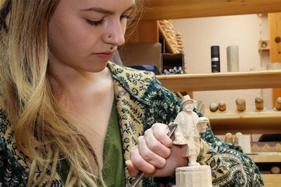 Sophie Zacher schnitzt heute Figuren in der Erzgebirgischen Schnitzkunststube von Matthias Vogel in Sosa.