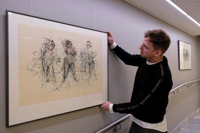 Severin Zähringer, Vorsitzender der Fördervereins Kunsthalle Vogtland und Neuberinhaus-Leiter, mit Gerda Lepkes Siebdruck „Putti“ aus dem Jahr 2007.
