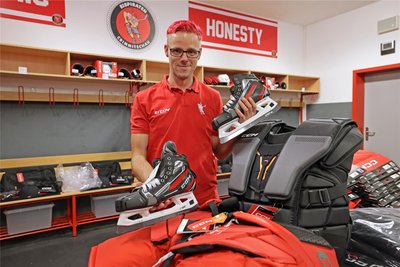 Hinter Norman Markert liegt die erste Saison als Mannschaftsleiter bei den Eispiraten Crimmitschau. In der lernte er auch die Besonderheiten der Torhüterausrüstung kennen.