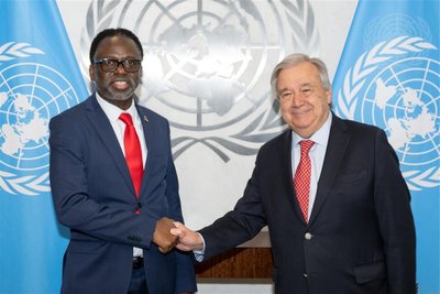 UN-Generalsekretär António Guterres (r.) mit Tshilidzi Marwala, dem Rektor der Universität der Vereinten Nationen.