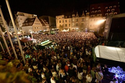 Der Platz vorm Zwickauer Rathaus am Samstagabend: Die Stadtfest-Stimmung erreicht ihren Siedepunkt.