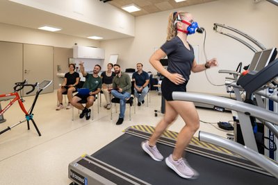 In diesem Labor können Studierende in Echtzeit physiologische Belastungsreaktionen der Muskulatur, des Energiestoffwechsels und Herz-Kreislaufsystems diskutieren.