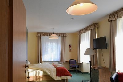 Blick in eines der großen Gästezimmer im Landhaus Purschenstein. Insgesamt 27 Zimmer stehen zur Verfügung. 