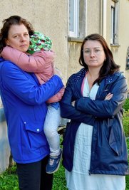 Nicole Voitel mit ihrer vierjährigen Tochter Pollie (links) und Stephanie Leistner haben unter anderem an Politiker einen Hilferuf geschickt. Die Frauen kritisieren, dass die Preissteigerungen vor allem Familien mit mittleren Einkommen treffen. 
